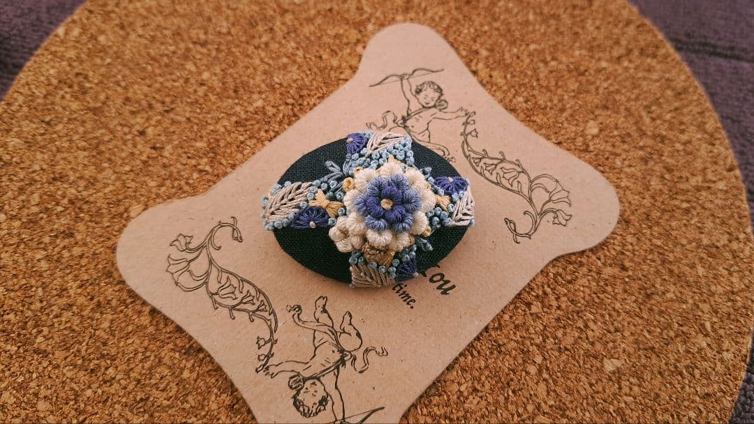 【専用】ハンドメイド　刺繍ブローチ