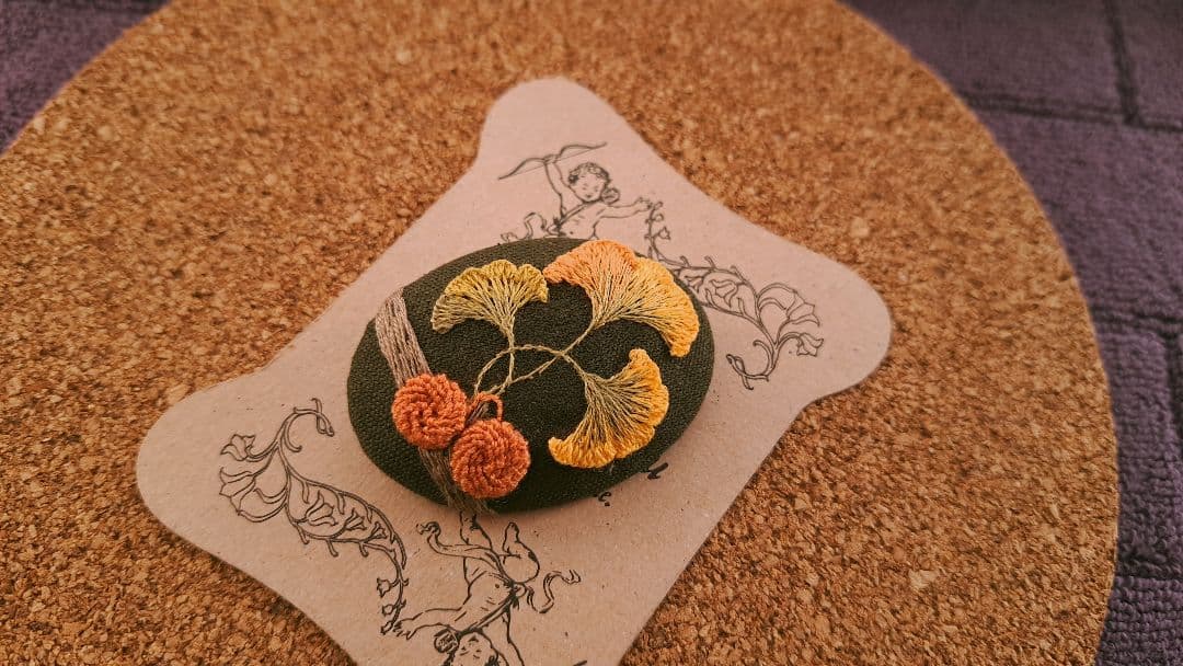 【専用】ハンドメイド　刺繍ブローチ