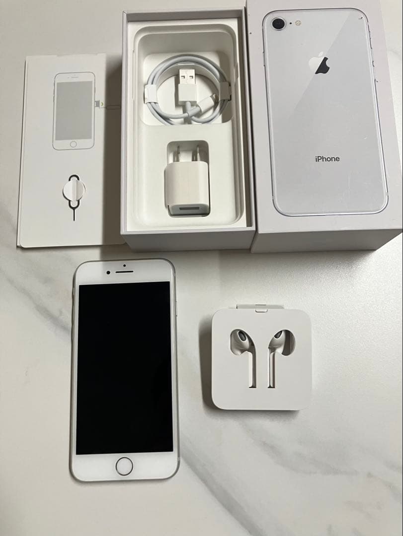 Apple iPhone 8 本体 付属品付き SIMロックあり docomo