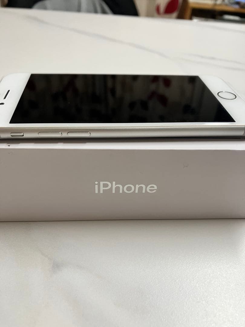 Apple iPhone 8 本体 付属品付き SIMロックあり docomo