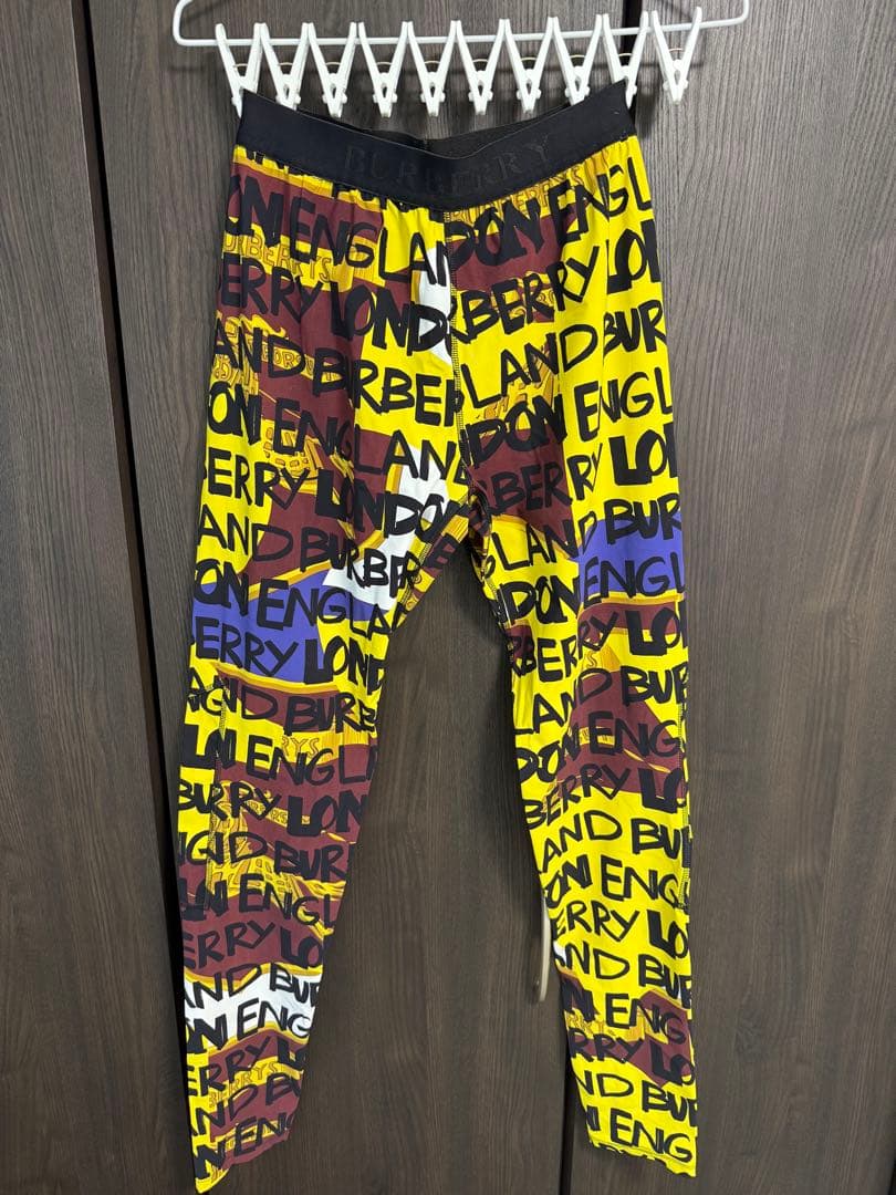 BURBERRY イエローロゴプリントスキニーパンツ