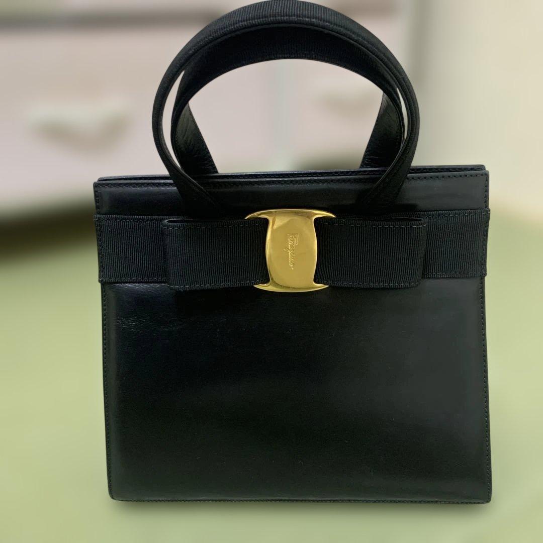 リボン付きブラックレザーハンドバッグ　フェラガモ