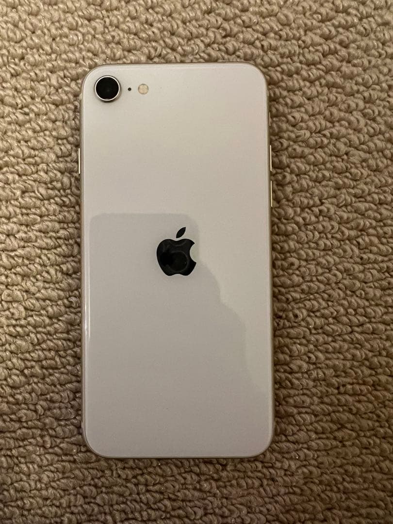 Apple iPhone SE 第三世代　ホワイト 本体