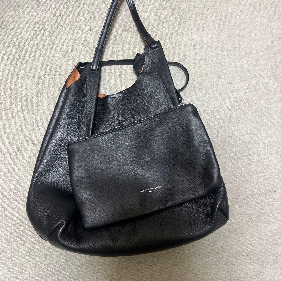 GIANNI CHIARINI 黒の肩掛けバッグ