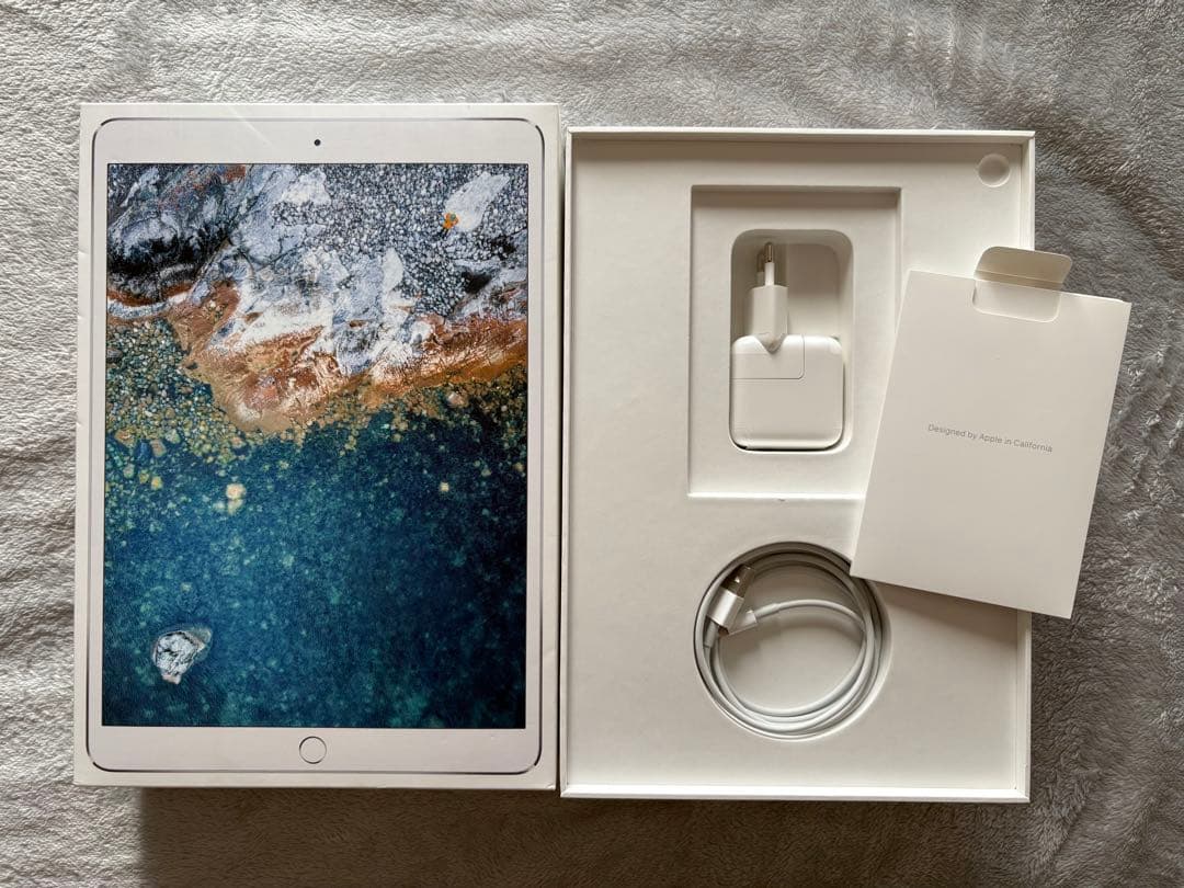 Apple iPad シルバー 本体 充電器付き