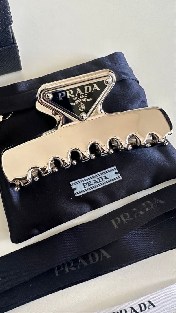 PRADAヘアクリップ