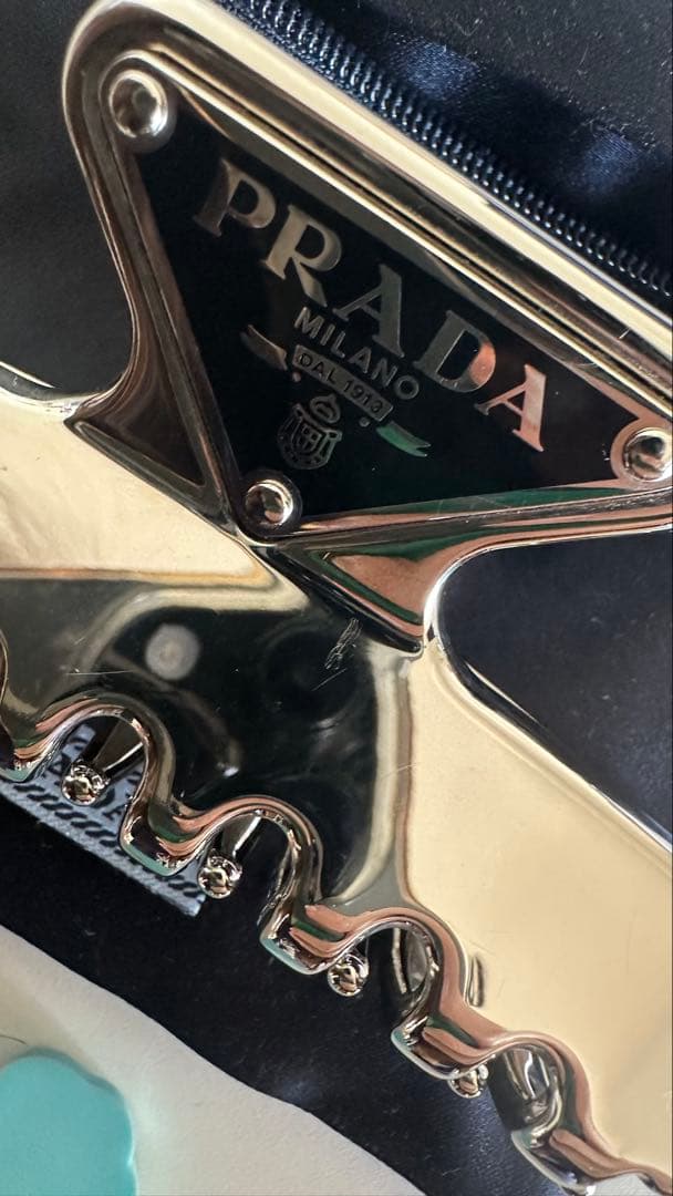 PRADAヘアクリップ