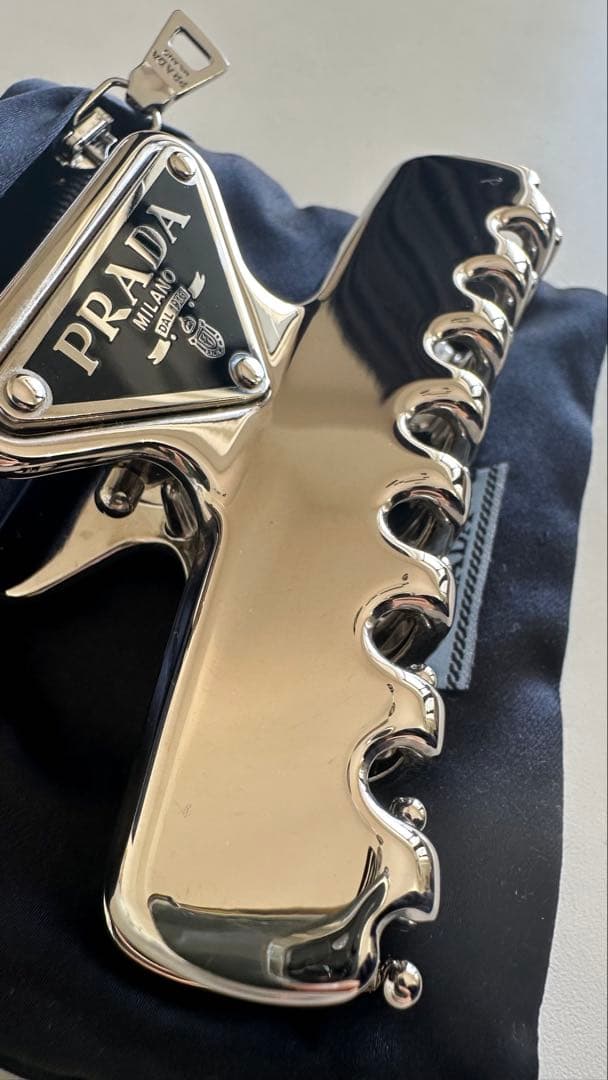 PRADAヘアクリップ