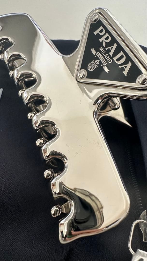PRADAヘアクリップ