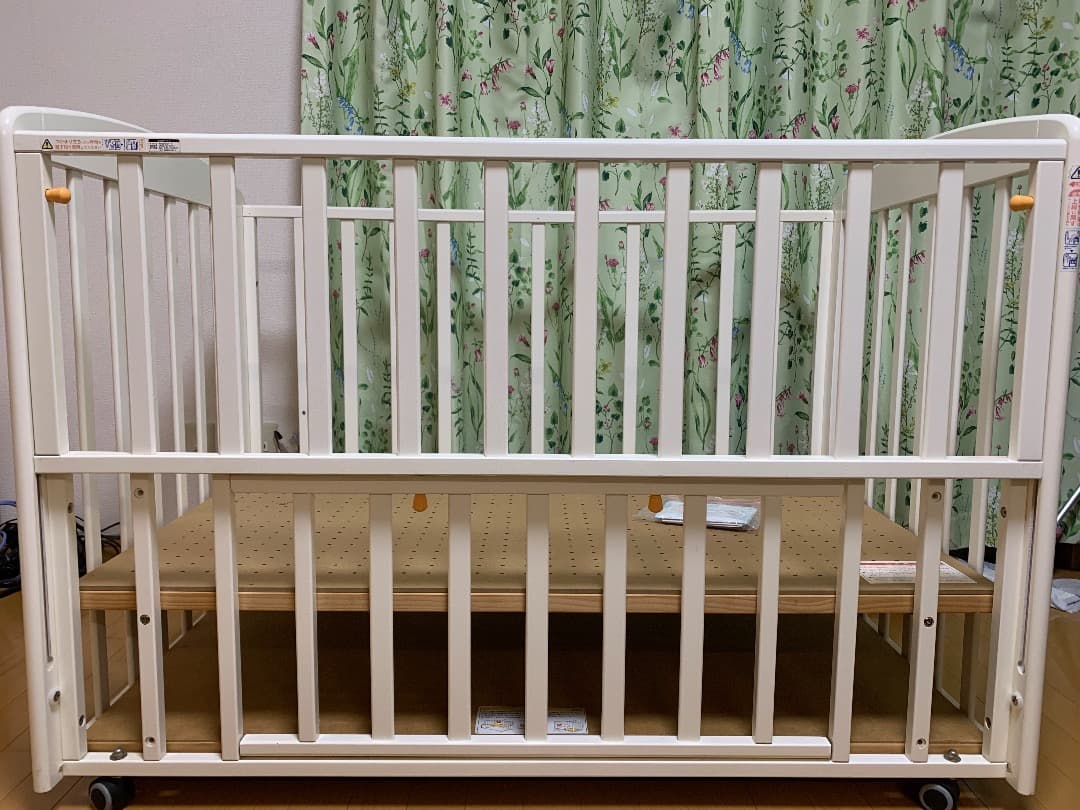 ベビーベッド　カトージ　木製　車輪付き　120cm×70cm