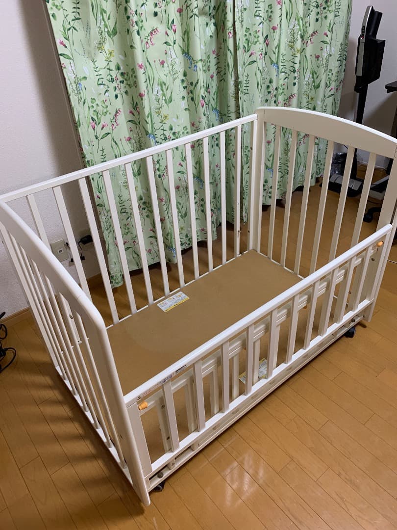 ベビーベッド　カトージ　木製　車輪付き　120cm×70cm