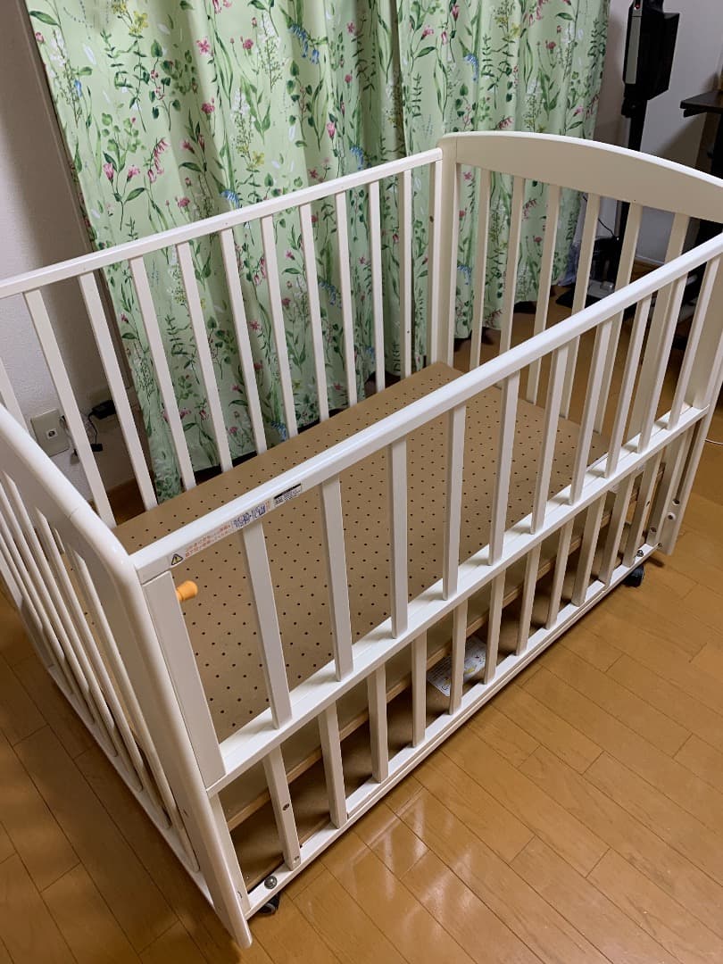 ベビーベッド　カトージ　木製　車輪付き　120cm×70cm