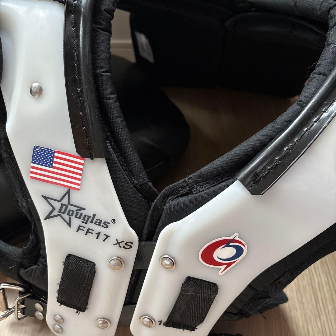 Douglas FF17 XS ショルダーパッド ブラック/ホワイト