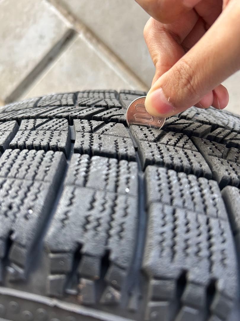 【送料込み】4本ホイール付きスタッドレスタイヤ225/45R/18インチ