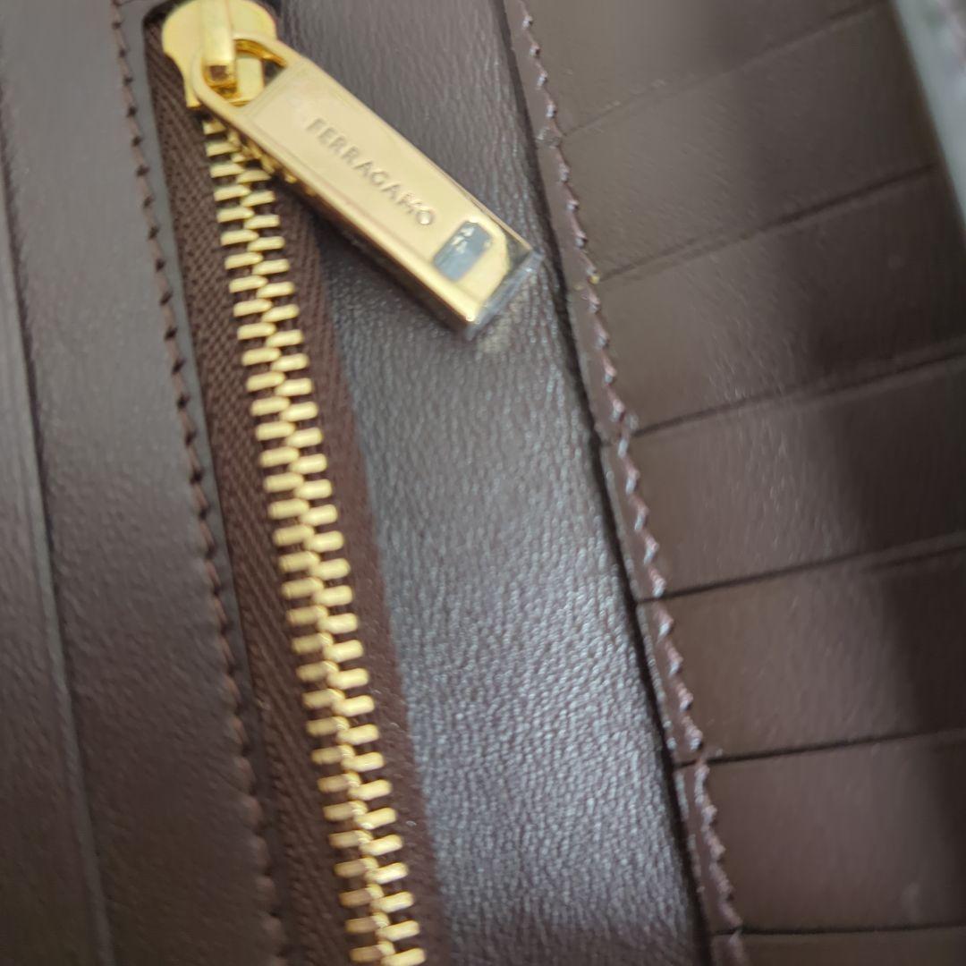 新品未使用　FERRAGAMO 　ワンダレディス　エナメル長財布　黒✕茶