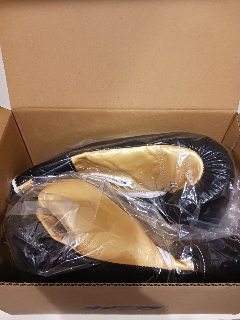 ウイニング　ボクシンググローブ　14oz 　黒　ゴールド 新品