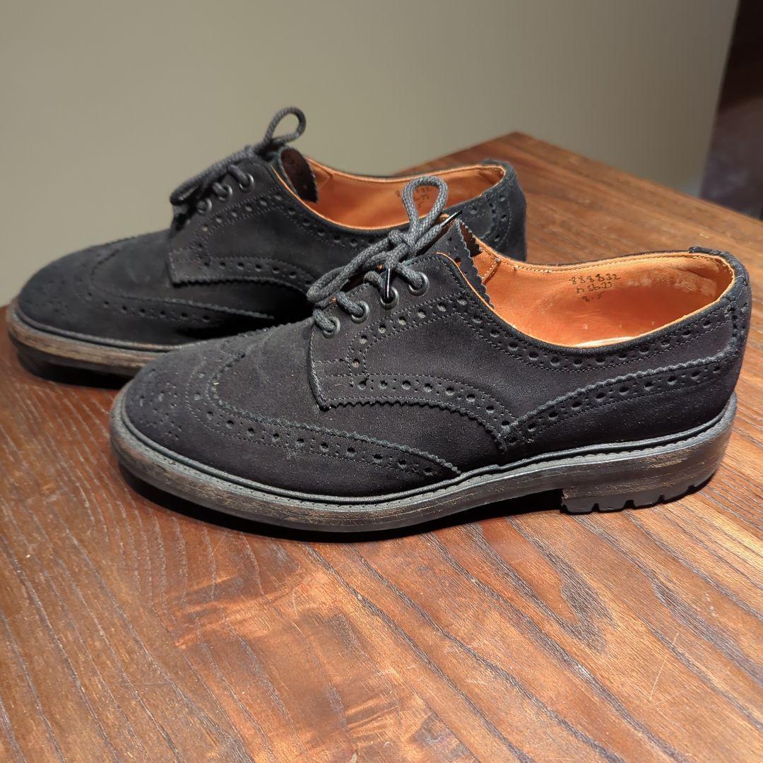 Tricker'pブラック スエード ウィングチップ ドレスシューズ