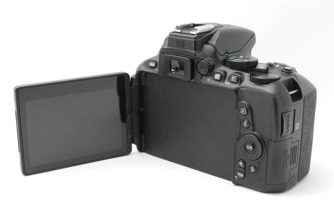 【使用感極少美品】Nikon D5600　WiFiモデル　スマホ転送　自撮りOK