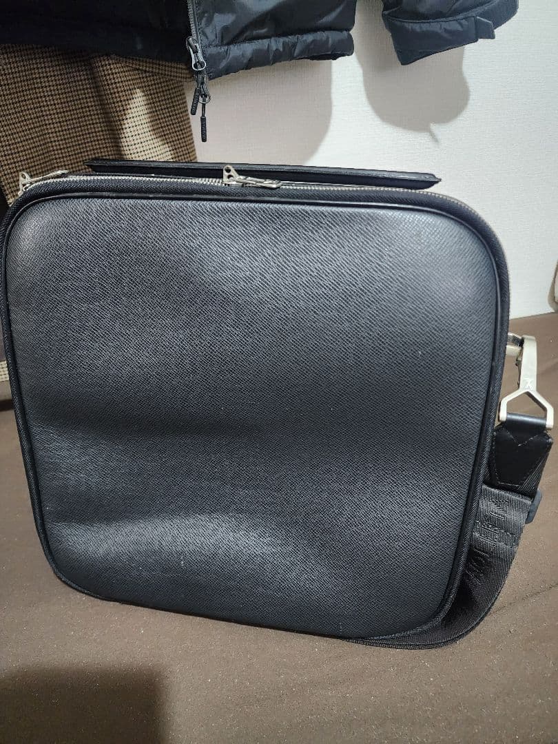 早い者勝ちLouis Vuitton タイガ　バッグ グリーン。鍵と小物入れ付き