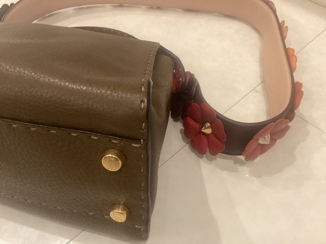 フェンディ　ピーカブー　エッセンシャリー　セレリア　ブラウン