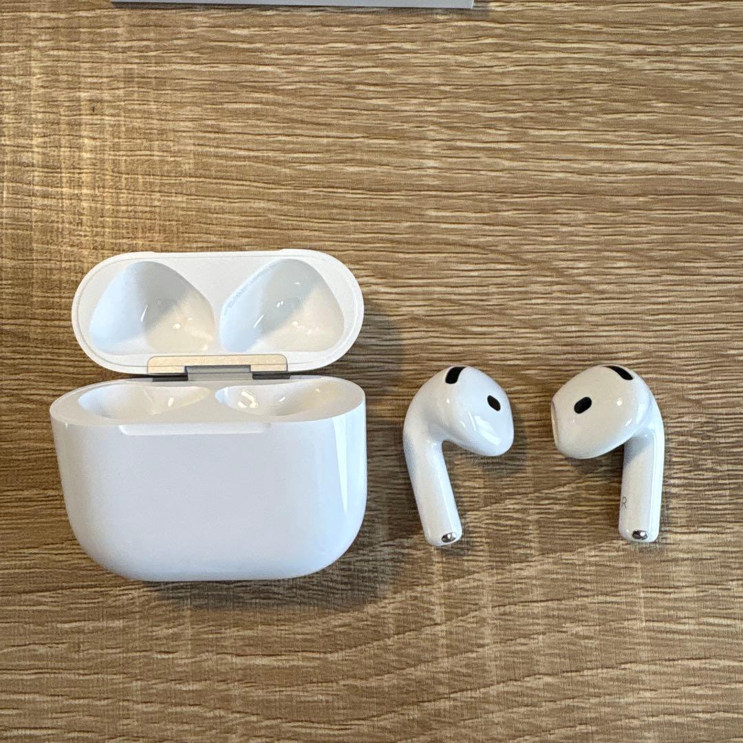 Apple AirPods4 本体 充電ケース付き