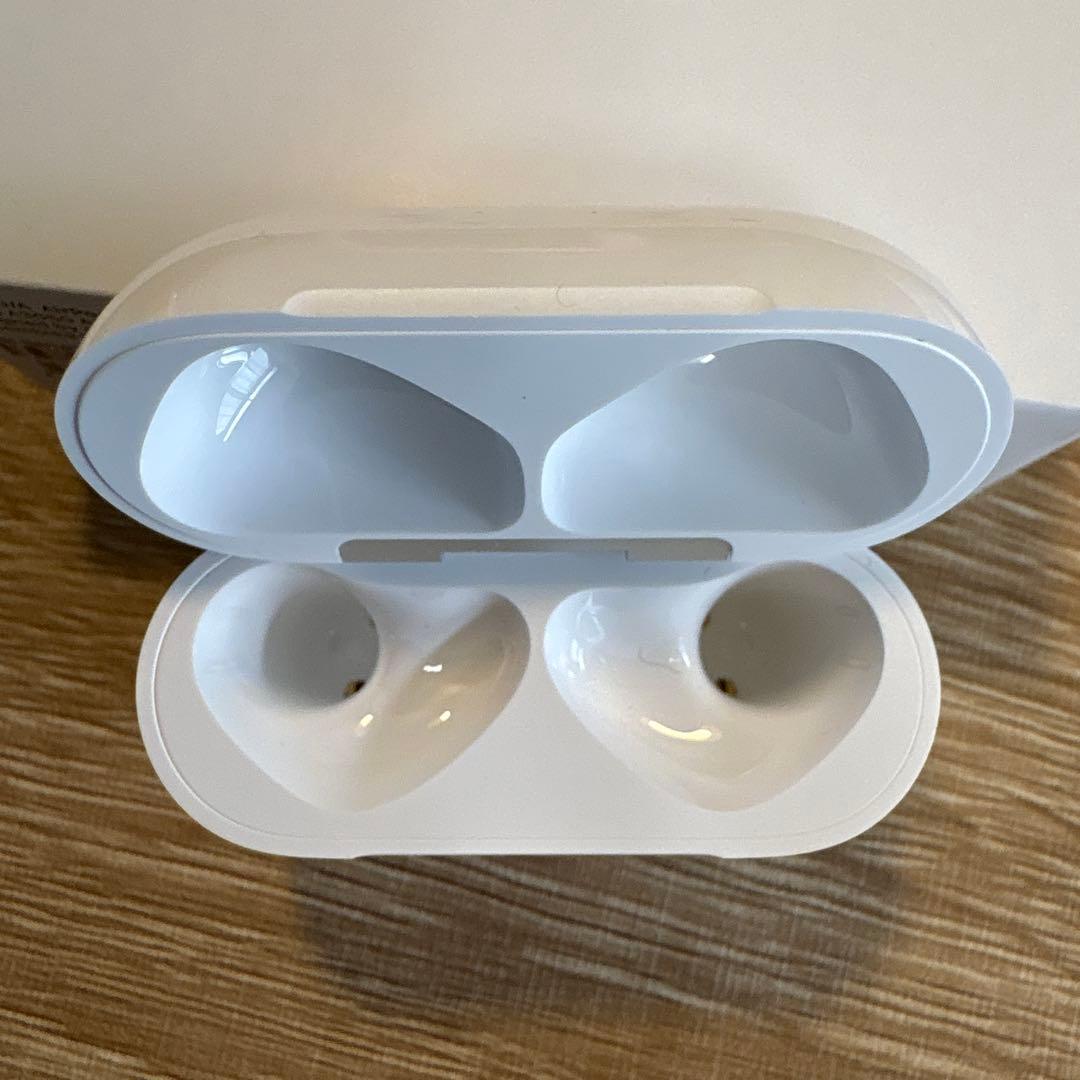 Apple AirPods4 本体 充電ケース付き