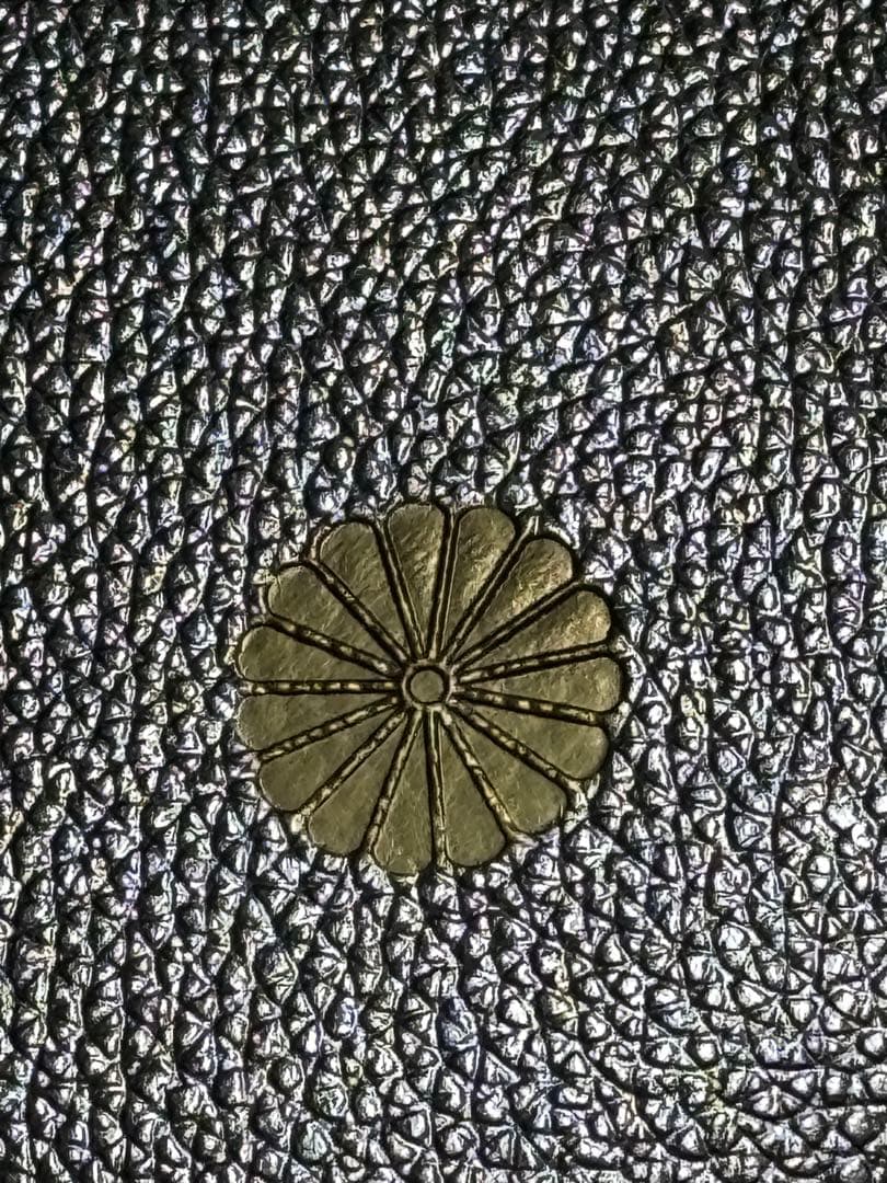 皇居　新品　シルバーにゴールドの菊の御紋　ケース　小銭入れ