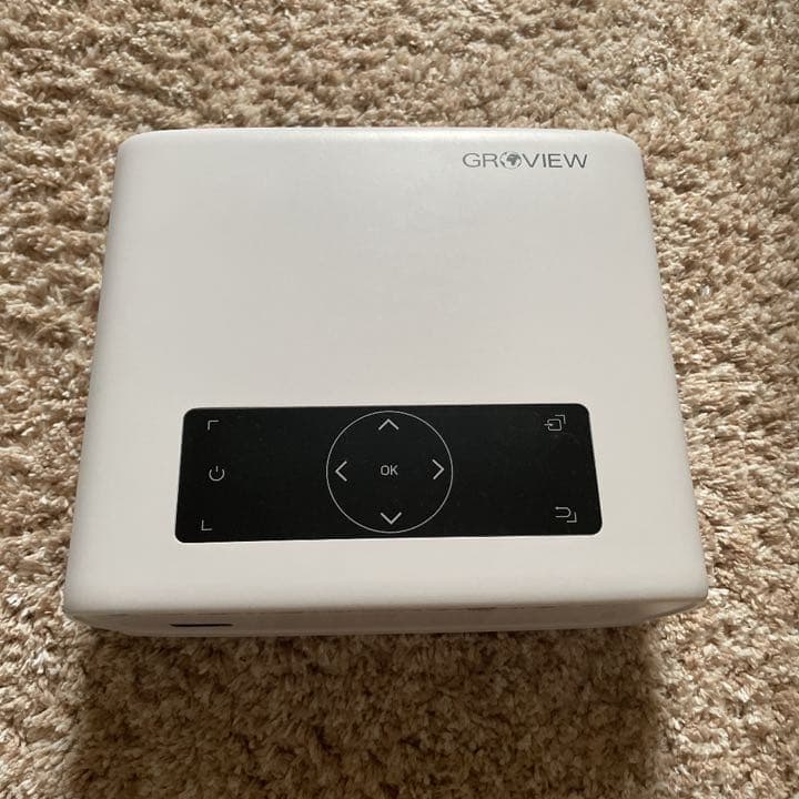 プロジェクターと50インチスクリーン