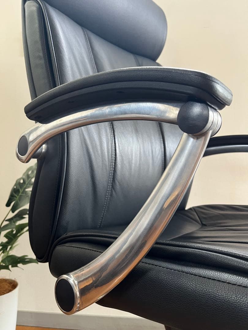 オカムラ　VILLAGE ビラージュ　エグゼクティブチェア　黒　本革　ハイバック