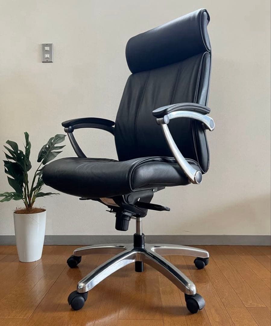 オカムラ　VILLAGE ビラージュ　エグゼクティブチェア　黒　本革　ハイバック