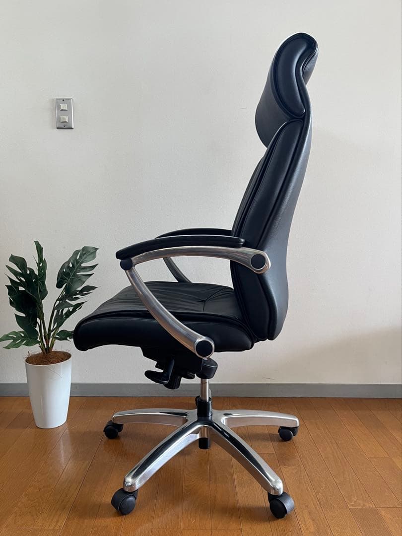 オカムラ　VILLAGE ビラージュ　エグゼクティブチェア　黒　本革　ハイバック