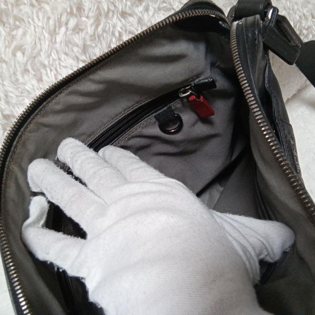 TUMI トゥミ ブラック レザーショルダーバッグ エンボス 型押し