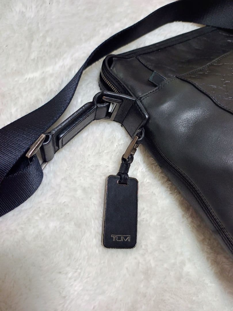 TUMI トゥミ ブラック レザーショルダーバッグ エンボス 型押し