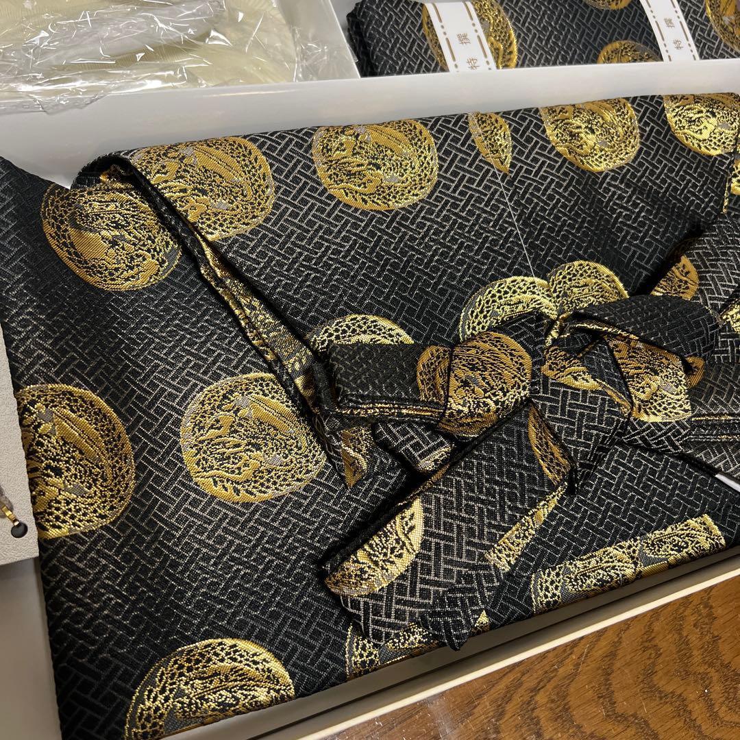 七五三 袴セット 男の子 袴、雪駄、懐剣、角帯、羽織紐、お守り　黒、金銀紋模様」