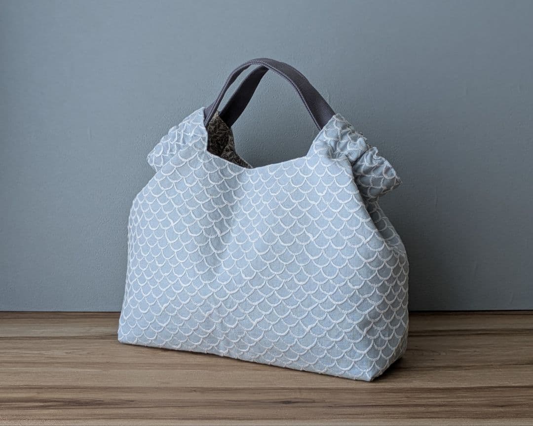 ミナペルホネンハンドメイドシャーリングバッグ（マーメイド、ライトブルー）