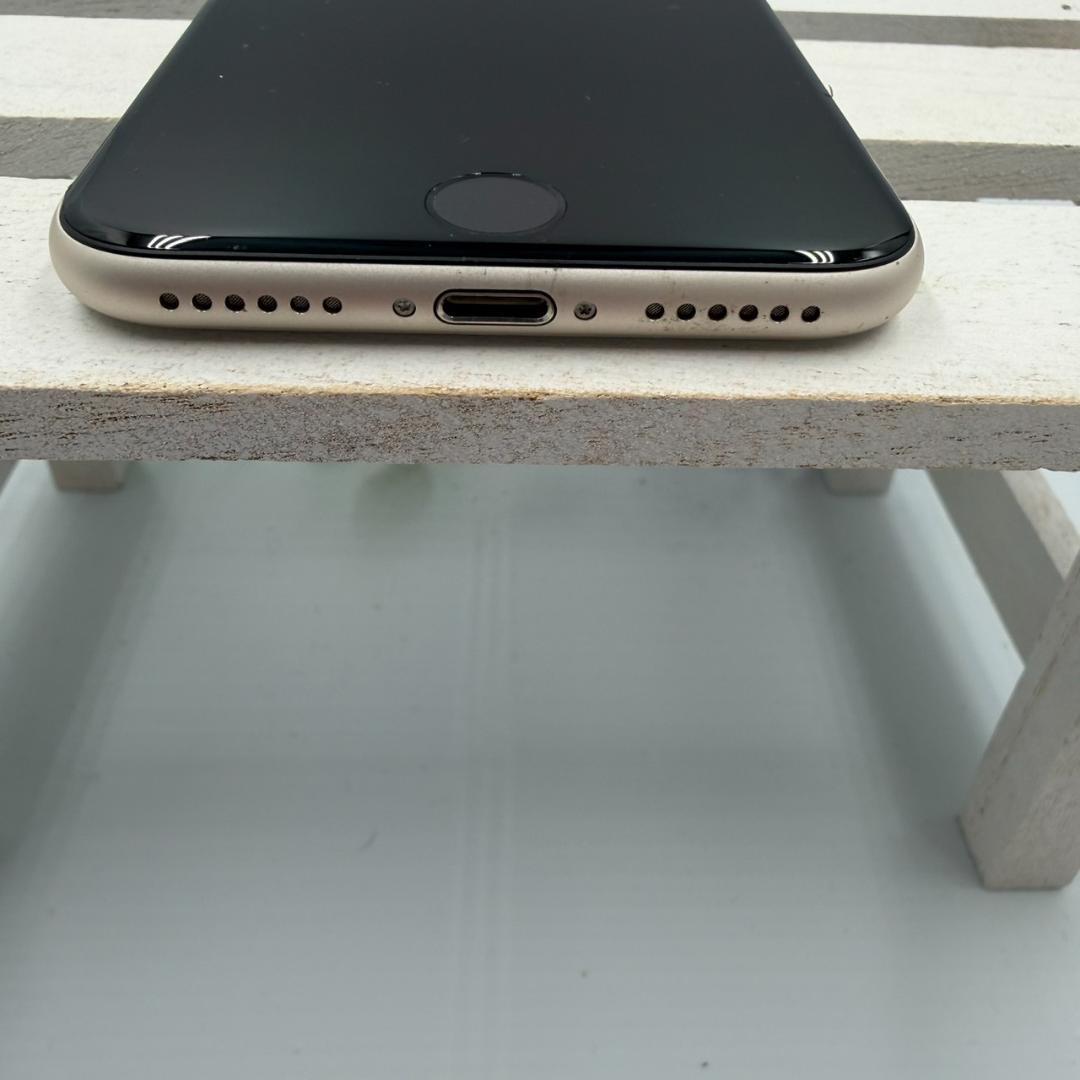 【美品】iPhone SE第3世代 64GB スターライト 416