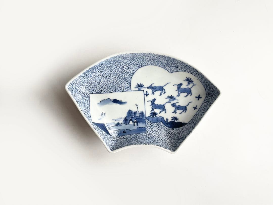 骨董　アンティーク　古伊万里　染付　窓絵　牛　山水　氷割　扇形　向付　変形皿　皿