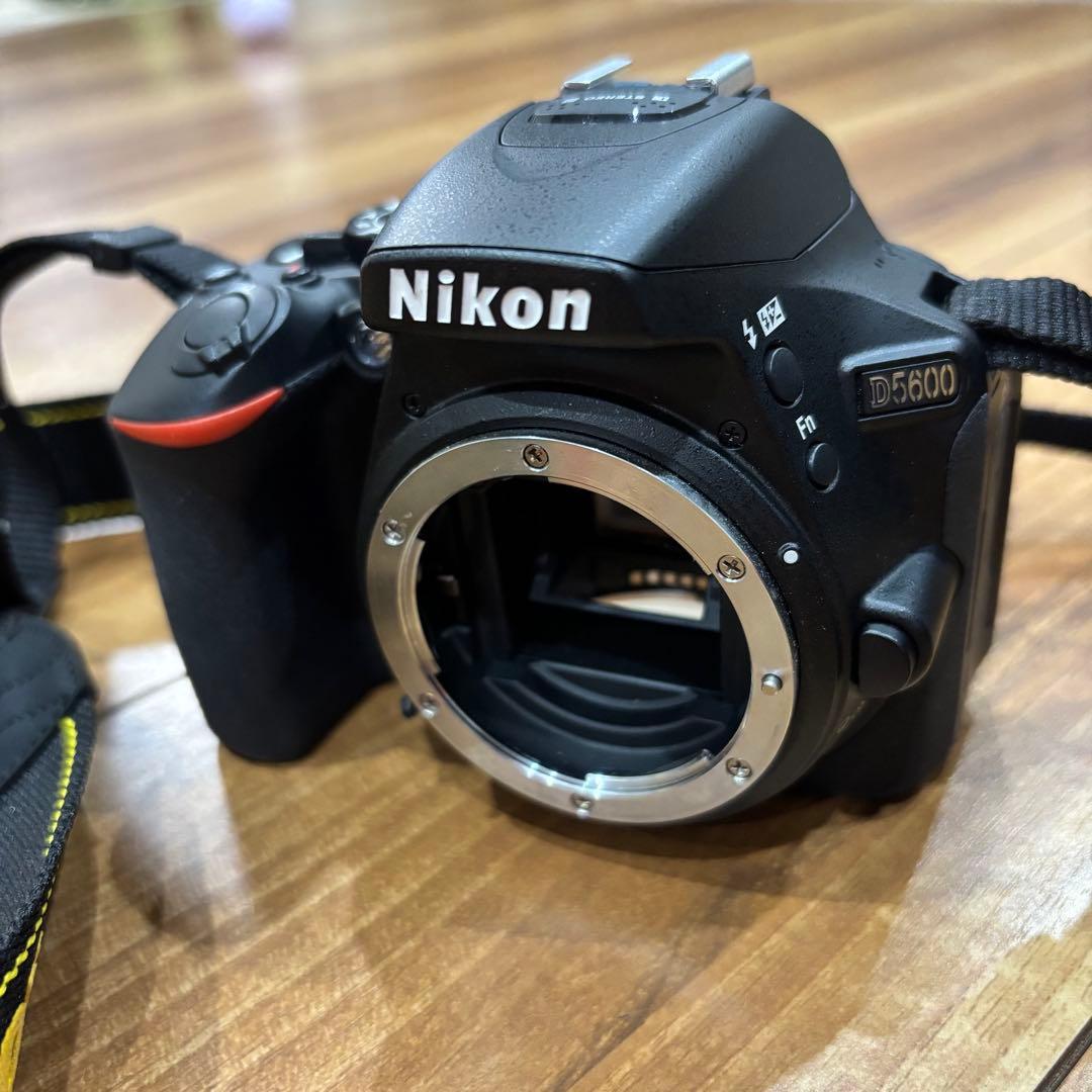 Nikon ニコンD5600 18-55mm + 70-300mm VR Kit