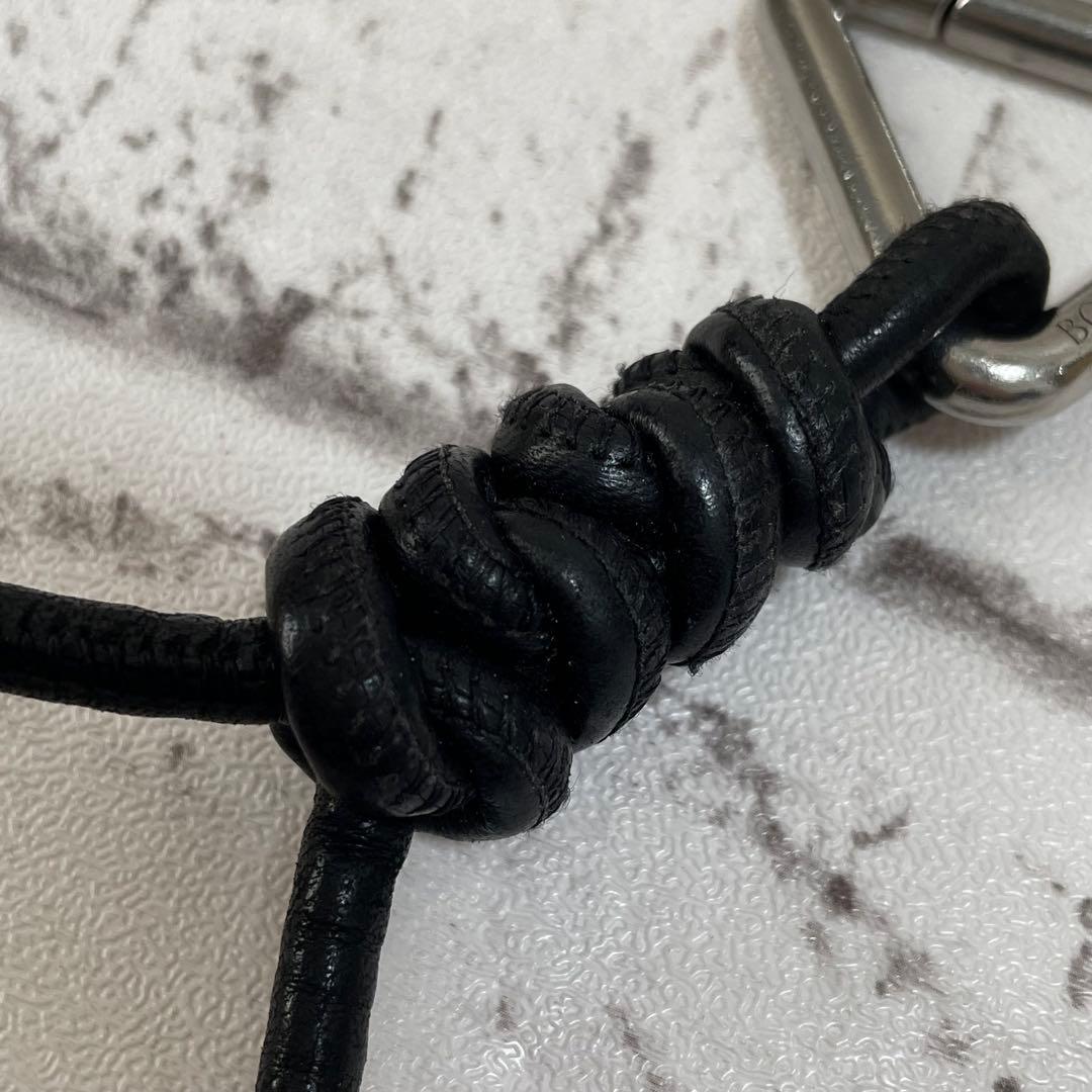 美品✨ボッテガヴェネタ　キーホルダー　トライアングル　チャーム　編み込み　黒