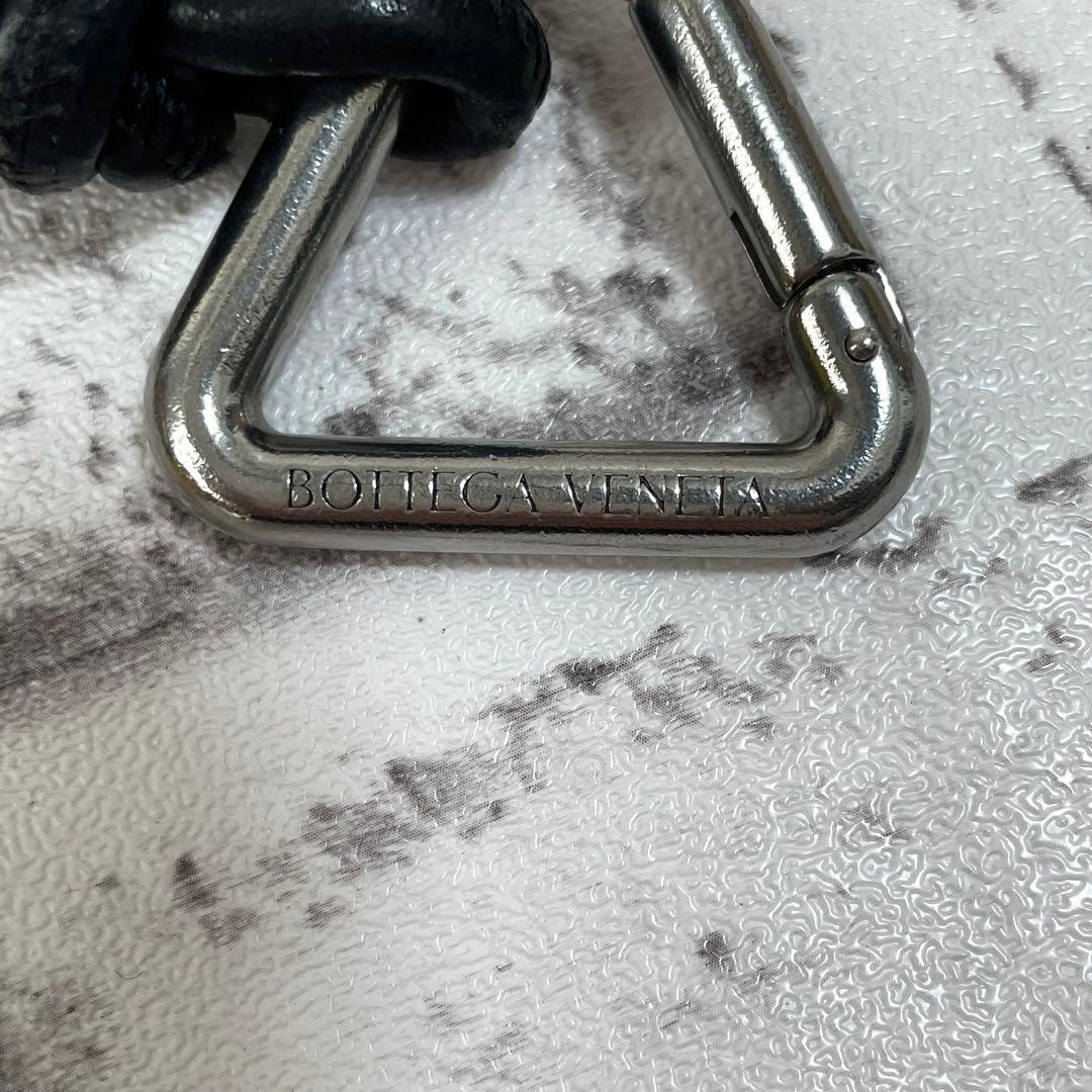 美品✨ボッテガヴェネタ　キーホルダー　トライアングル　チャーム　編み込み　黒