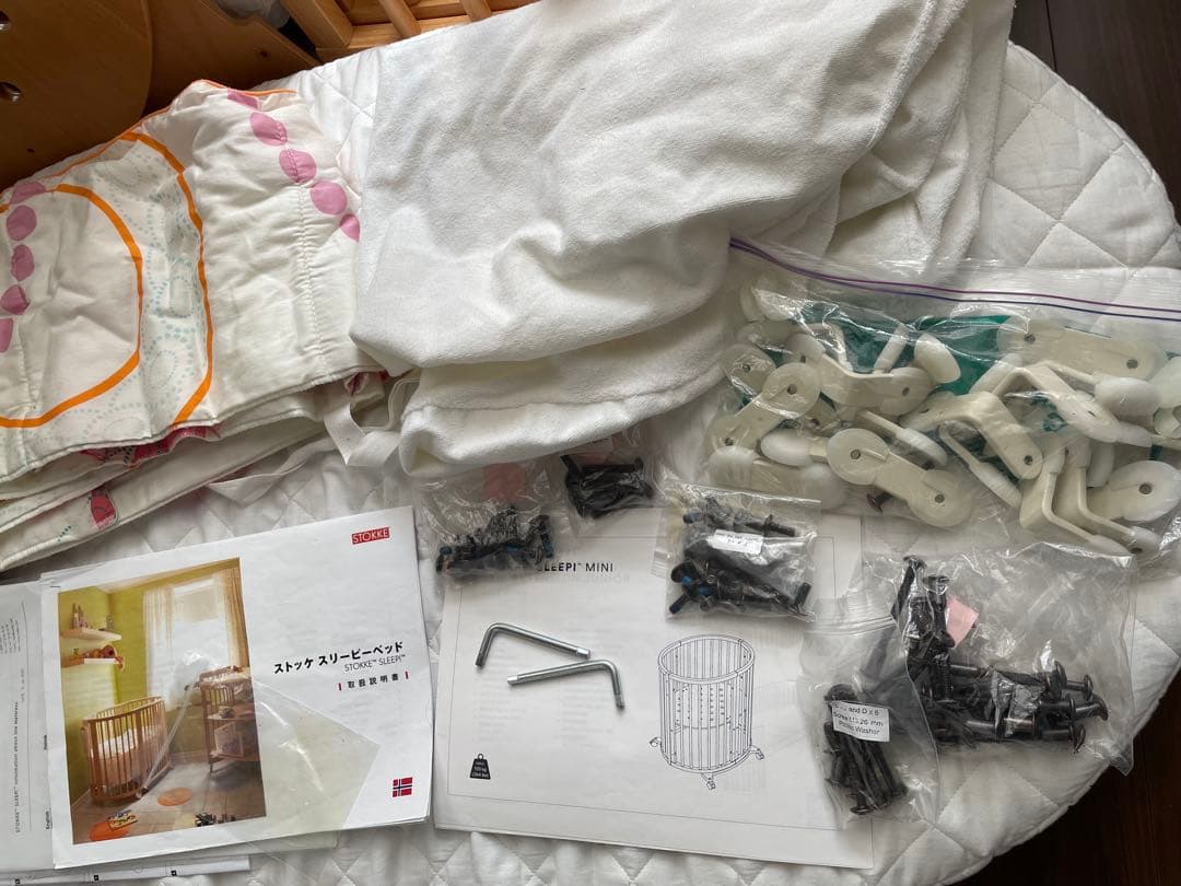 木製円形ベビーベッド マットレス付き