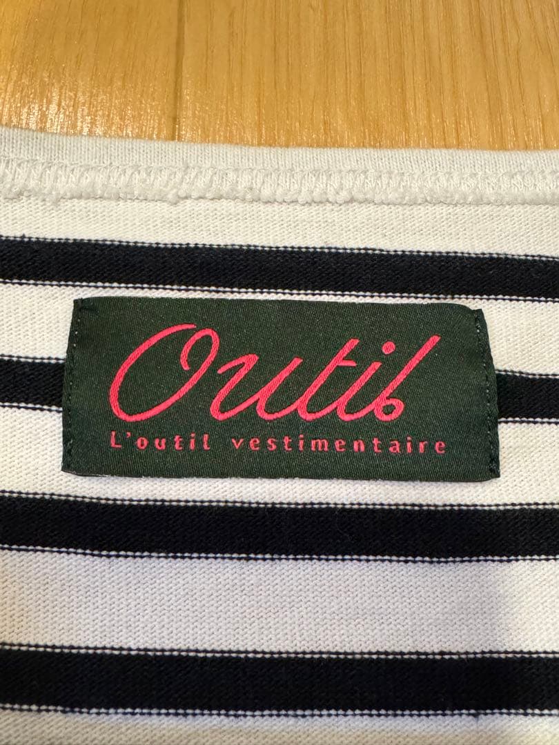 常田大希着用 OUTIL(ウティ) ボーダー柄 オープンネック 長袖Tシャツ