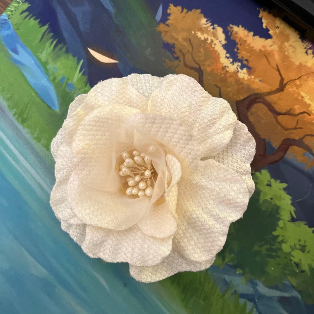 ホワイトフラワーブローチ