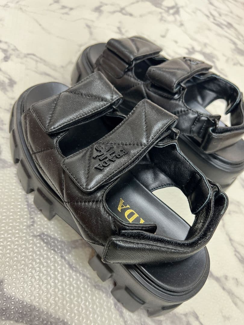 PRADAノベルティー レザー サンダル