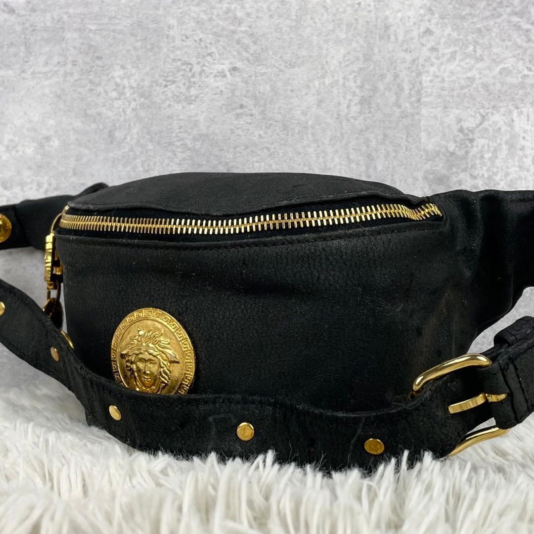 美品 ヴェルサーチ レザー ボディバッグ ロゴ金具 メデューサ ファスナー 黒