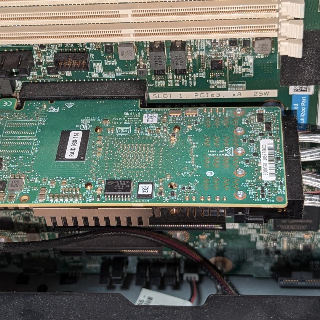 Lenovo RAID 930-16i + 8x2.5'' SASバックプレーン