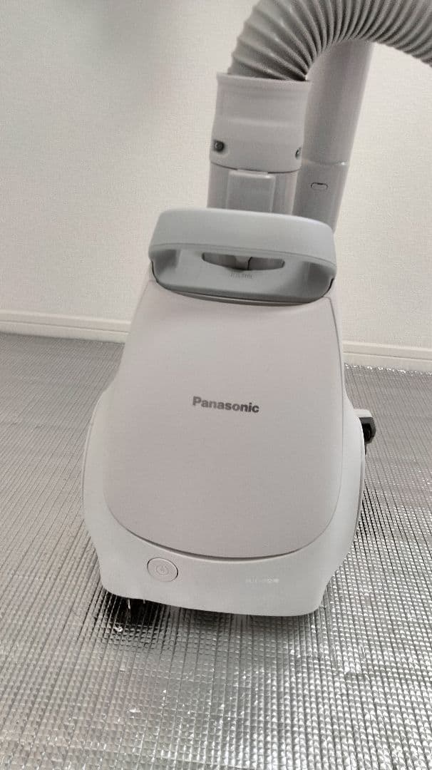 Panasonic 掃除機本体 ホワイト 美品、紙パック10枚つき