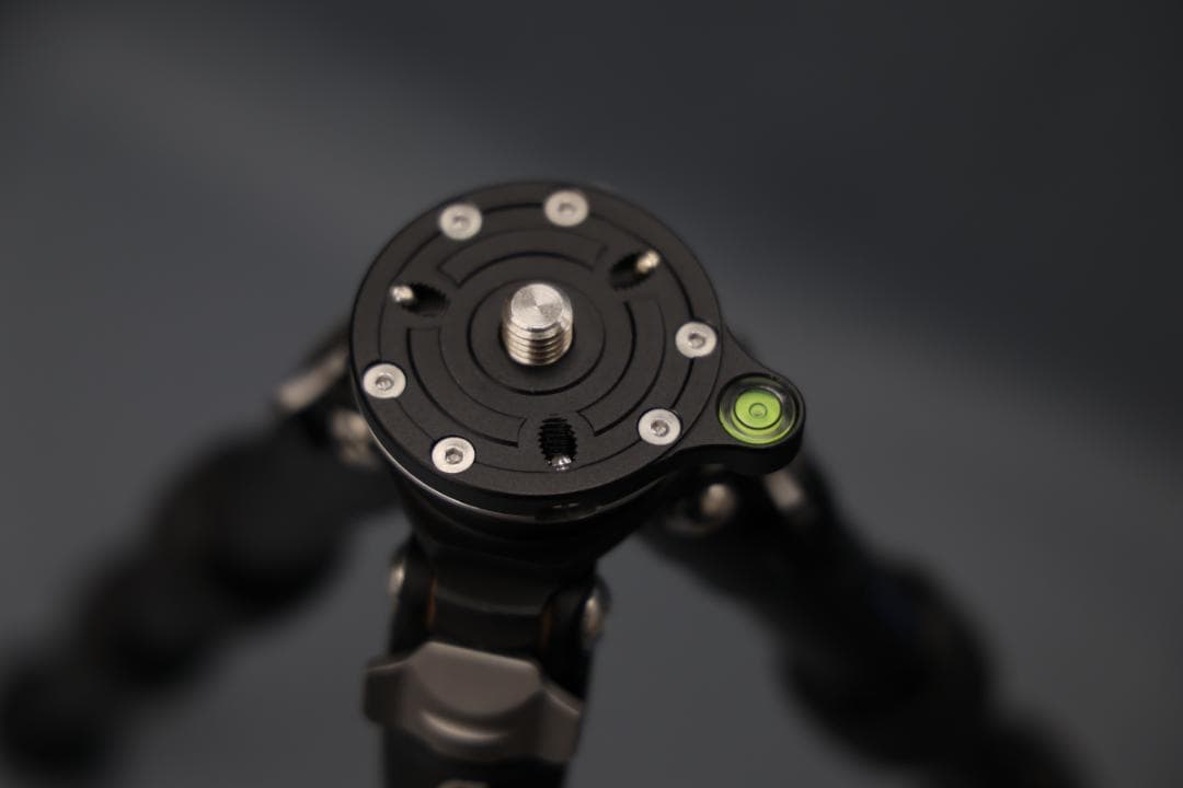 Leofoto LS-223CEX レベリングベース搭載 ３段カーボン三脚