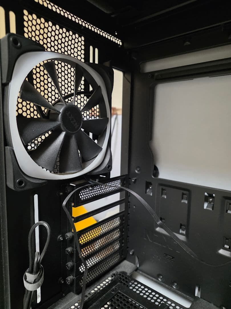 NZXT H700 CA-H700B-W1 ブラック/ホワイト