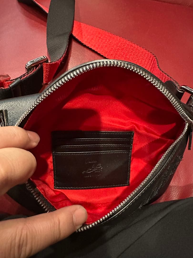 クリスチャン　ルブタン　ポーチ